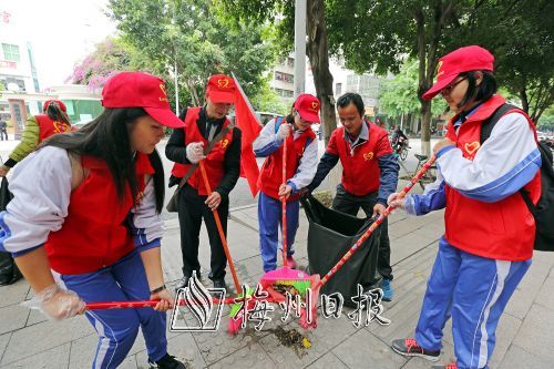 志愿者在清理城市道路垃圾。（吴腾江　摄）