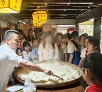 石板滩小学走进米派庄园 沉浸式研学客家米酒