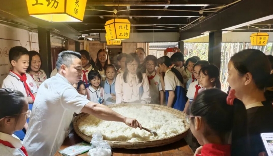 石板滩小学走进米派庄园 沉浸式研学客家米酒