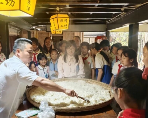 石板滩小学走进米派庄园 沉浸式研学客家米酒