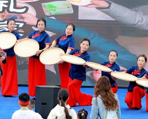熊猫欢乐跑燃动春日，客家非遗鸟米粿惊艳出圈