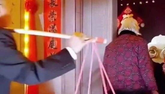 客家人搬新屋，进火带路鸡讲究多