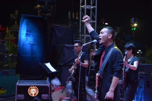 邹锦龙在首届全球客语摇滚音乐节上表演。（张剑锋　供图）