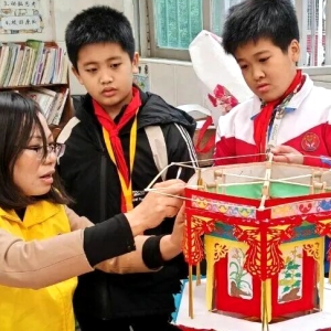 第四届非遗记忆课堂结业！忠信花灯技艺在校园绽放青春光彩 ...