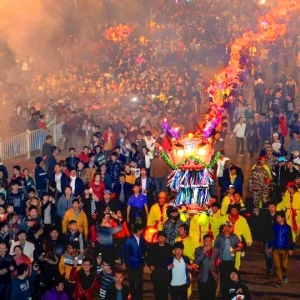 三明福门迎客：客家年俗中的开门大吉与寻根之旅