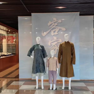 客家服饰非遗展亮相广州 "交领右衽"传千年客家韵