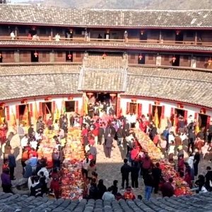 梅州花萼楼客家年俗引八方客，马年祈福话安康