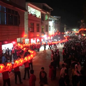 八百年客家拔龙燃动闽西，火龙腾跃绽非遗新彩