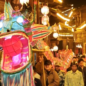 长汀彭坊村闹元宵，客家刻纸龙灯巡游燃动古村