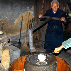 崇义黄姜豆腐制作技艺，金黄豆腐里的客家三百年传承
