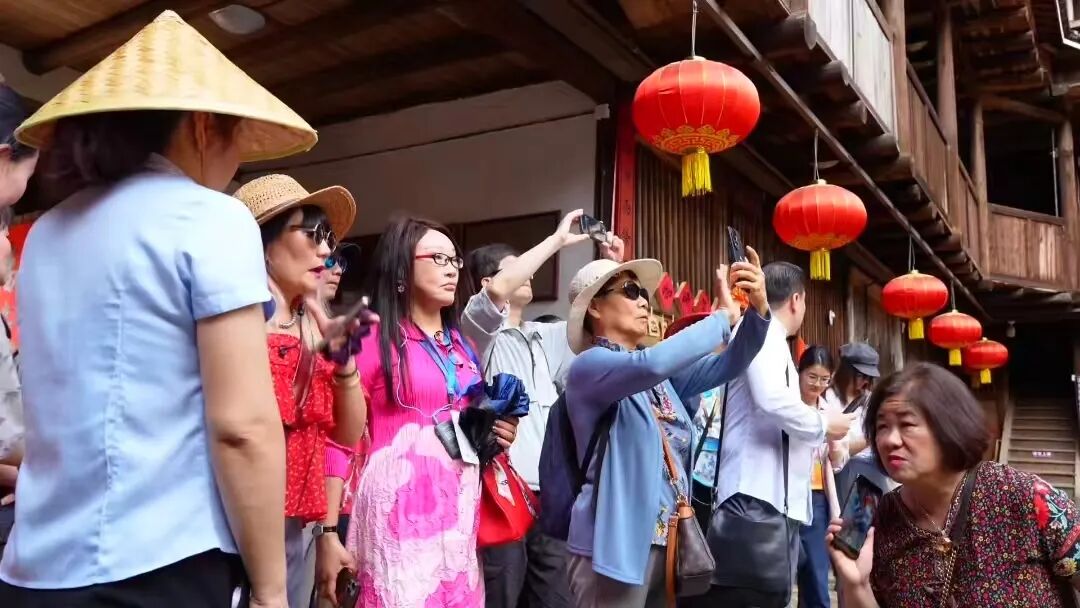 [配图：嘉宾参观土楼建筑]