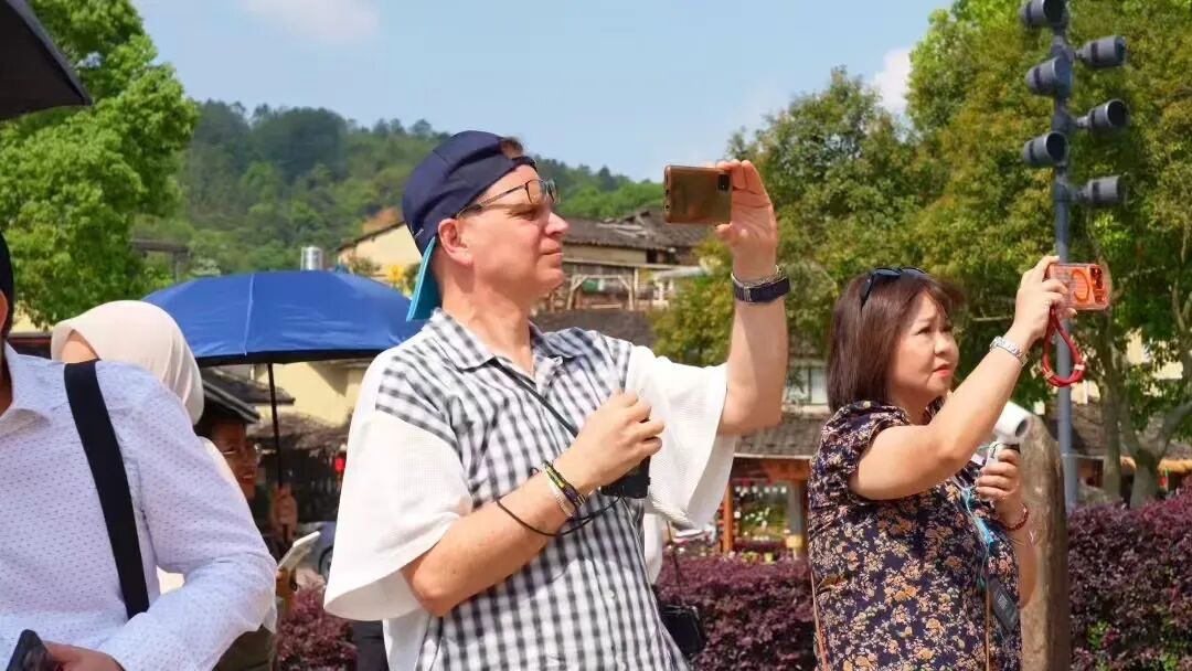 [配图：沉浸式体验客家文化]