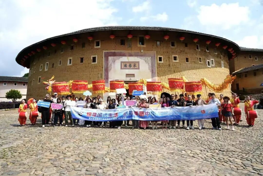 [配图：嘉宾留影]