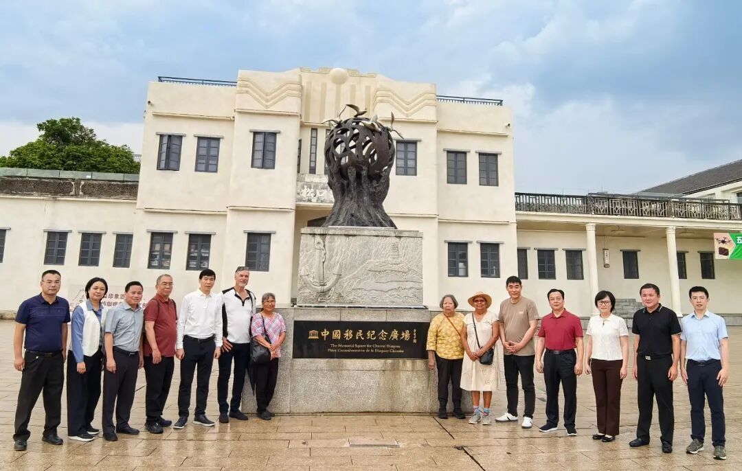 寻根团在梅州合影