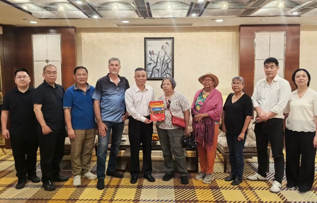 寻根团与客家研究院专家座谈交流