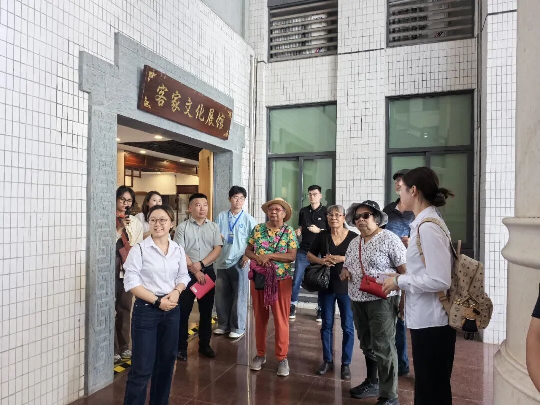 寻根团参观中国客家博物馆