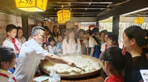 石板滩小学走进米派庄园 沉浸式研学客家米酒